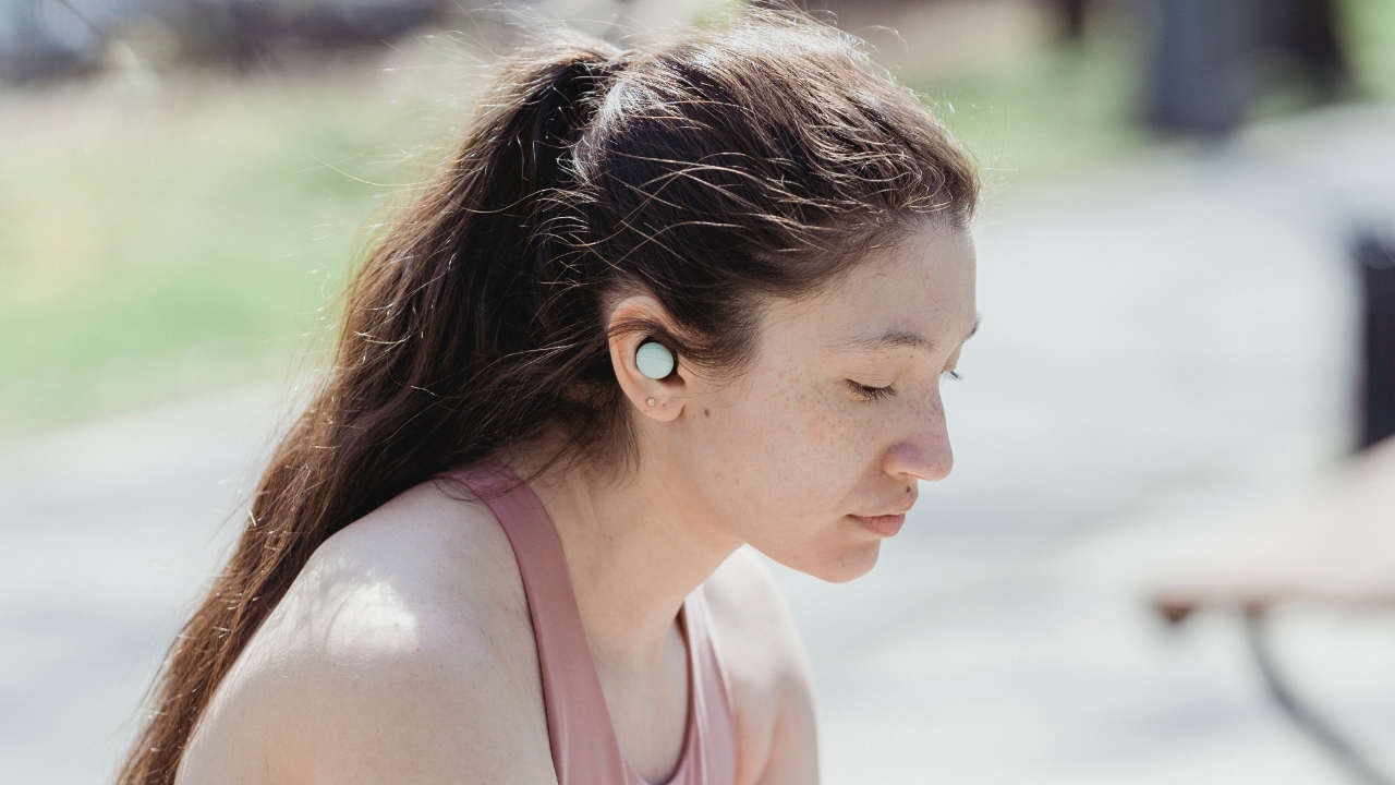 How to charge earbuds without case: alternative DIY using USB cable